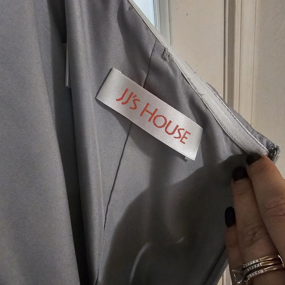 JJ's HOUSE | Womens off the shoulder floor length train Gray Medium - Picture 4 of 9